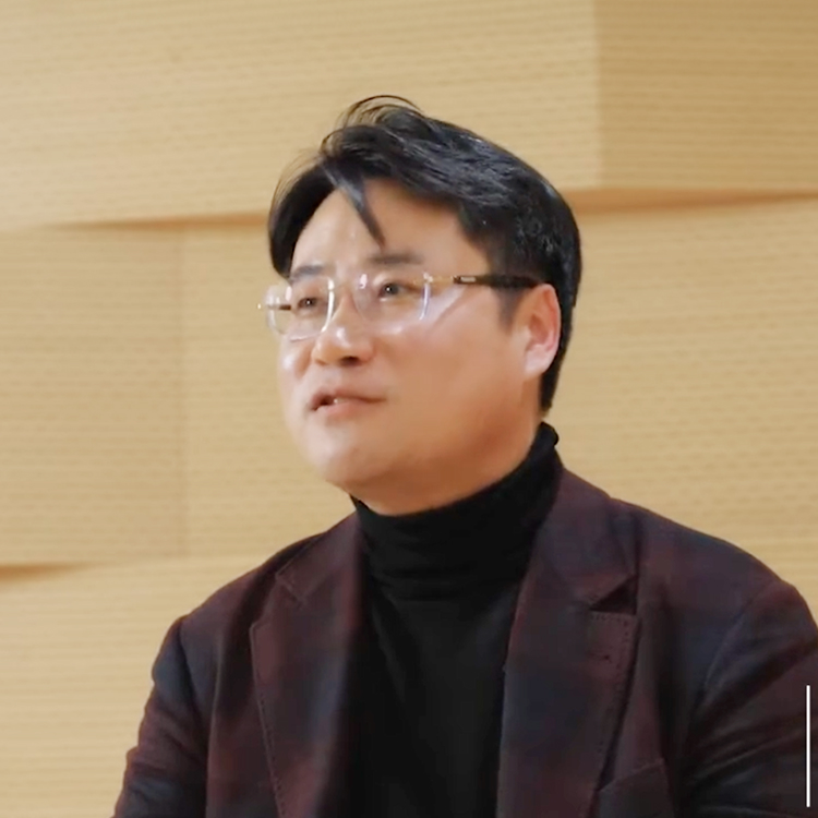 리사컴바인드 고객사 파미레세 리차드강 대표가 온베리스(ON BERRIES)에 대해서 인터뷰 하는 모습